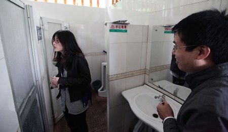 Nữ sinh Trung Quốc biểu tình đòi “bình đẳng toilet” - 4