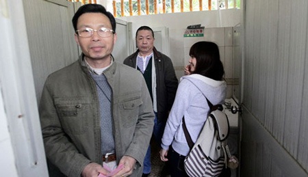 Nữ sinh Trung Quốc biểu tình đòi “bình đẳng toilet” - 5