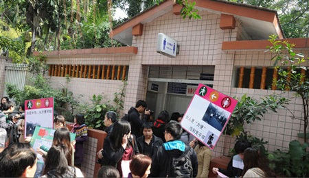 Nữ sinh Trung Quốc biểu tình đòi “bình đẳng toilet” - 2