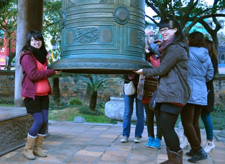 Nhộn nhịp giới trẻ Hà thành xin chữ cầu đỗ đạt - 9 Nhộn nhịp giới trẻ Hà thành xin chữ cầu đỗ đạt - 9