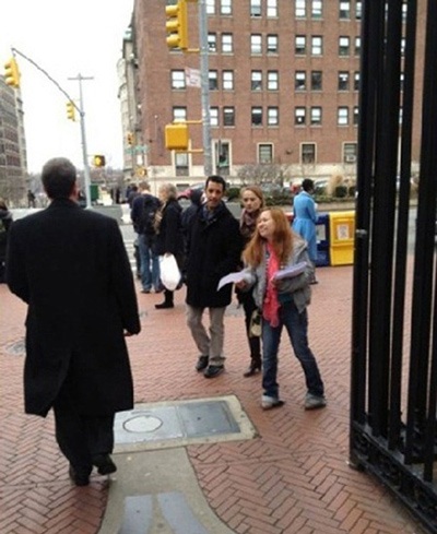 Cô gái Trung Quốc phát tờ rơi để… tuyển chồng - 2 Cô gái Trung Quốc phát tờ rơi để… tuyển chồng - 2