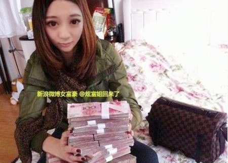 Thiếu nữ nhà giàu khoe tiền, khoe của để kiếm chồng - 1 Cô gái khoe đống tiền kếch sù của nhà mình