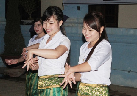 Nữ sinh Lào xinh đẹp trong ngày hội mừng Quốc khánh - 6 Những thiếu nữ Lào xinh đẹp thể hiện điệu múa Chăm-pa
