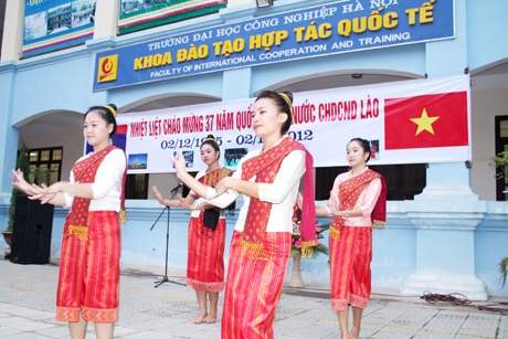 Nữ sinh Lào xinh đẹp trong ngày hội mừng Quốc khánh - 1 Điệu múa Chăm-pa của các du học sinh Lào