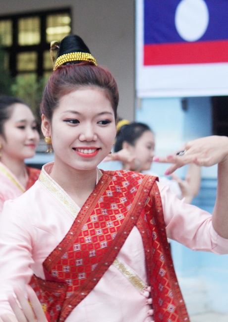 Nữ sinh Lào xinh đẹp trong ngày hội mừng Quốc khánh - 9 Những thiếu nữ Lào xinh đẹp thể hiện điệu múa Chăm-pa