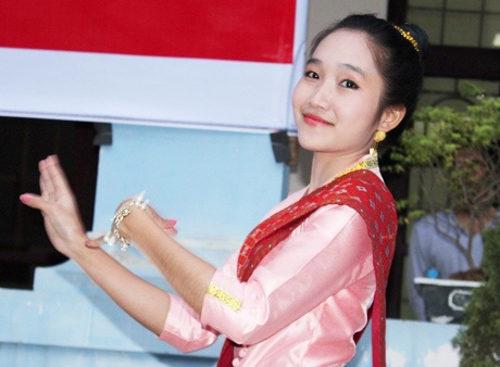 Nữ sinh Lào xinh đẹp trong ngày hội mừng Quốc khánh - 10 Những thiếu nữ Lào xinh đẹp thể hiện điệu múa Chăm-pa