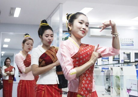 Nữ sinh Lào xinh đẹp trong ngày hội mừng Quốc khánh - 5 Cô bạn hăng say tập luyện cùng các bạn trước giờ lên sân khấu