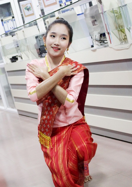 Nữ sinh Lào xinh đẹp trong ngày hội mừng Quốc khánh - 4 Bắt gặp một nữ sinh Lào có gương mặt khá giống nữ diễn viên Park Min Young xứ Hàn