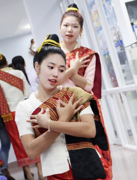 Nữ sinh Lào xinh đẹp trong ngày hội mừng Quốc khánh - 3 Vẻ đẹp dịu dàng của thiếu nữ Lào