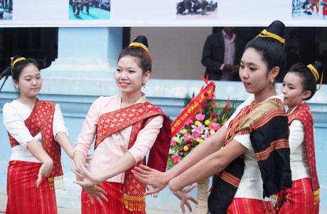 Nữ sinh Lào xinh đẹp trong ngày hội mừng Quốc khánh - 2 Các cô gái xinh tươi trong ngày hội mừng Quốc khánh Lào