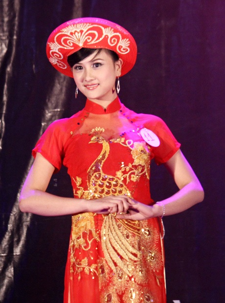 Hoa khôi khoa Luật nói về sắc đẹp và nhân cách - 2 Màn trình diễn áo dài của các nữ sinh