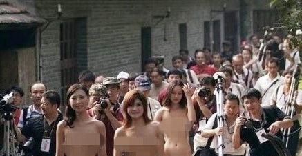 Thiếu nữ Trung Quốc khỏa thân dạo phố…vì môi trường