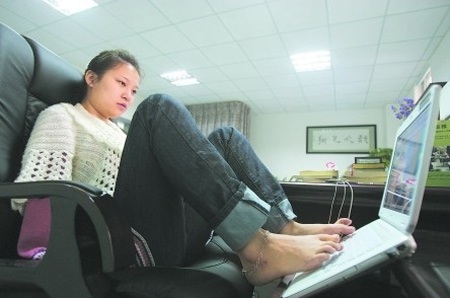 Xúc động cô gái khuyết tật trình diễn thư pháp bằng chân - 2 Xúc động cô gái khuyết tật trình diễn thư pháp bằng chân