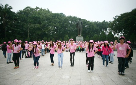 Các bạn trẻ nhày nhạc SNSD tại công viên Lê Nin