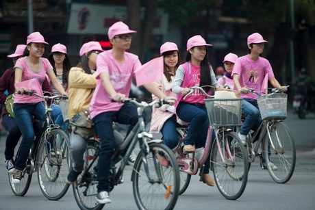 Đoàn xe vòng quanh các tuyến phố khu vực Hồ Gươm