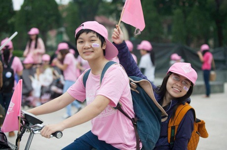 Đoàn xe vòng quanh các tuyến phố khu vực Hồ Gươm