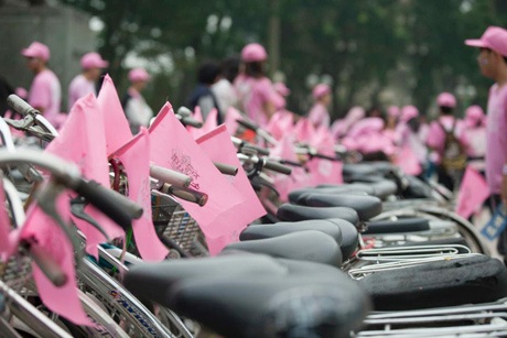 Loạt xe được trang trí bằng cờ màu hồng, sẵn sàng cho hành trình quanh Hà Nội