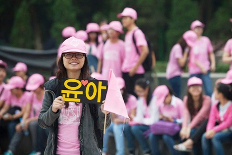 Các fan mặc đồng phục màu hồng, thể hiện tình cảm dành cho thần tượng
