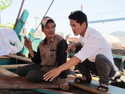 Lê Văn Sang trao đổi với thuyền viên.