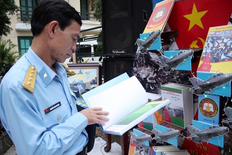 Xem mô hình trận địa, tên lửa “như thật” của Đoàn viên Thủ đô - 7 Khách tham quan bên mô hình máy bay của Học viện An ninh nhân dân
