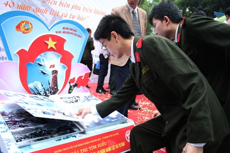 Xem mô hình trận địa, tên lửa “như thật” của Đoàn viên Thủ đô - 8 Khách tham quan bên mô hình máy bay của Học viện An ninh nhân dân