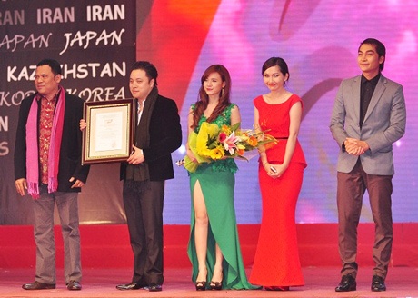 Đoàn làm phim Thiên mệnh anh hùng lên nhận giải