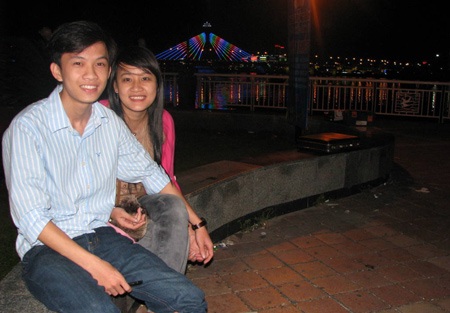 Giới trẻ Đà Nẵng quấn quýt bên sông Hàn trước Valentine - 1 Giới trẻ Đà Nẵng quấn quýt bên sông Hàn trước Valentine - 1
