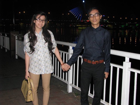 Giới trẻ Đà Nẵng quấn quýt bên sông Hàn trước Valentine - 3 Giới trẻ Đà Nẵng quấn quýt bên sông Hàn trước Valentine - 3