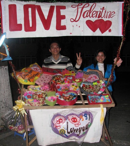 Giới trẻ Đà Nẵng quấn quýt bên sông Hàn trước Valentine - 4 Giới trẻ Đà Nẵng quấn quýt bên sông Hàn trước Valentine - 4
