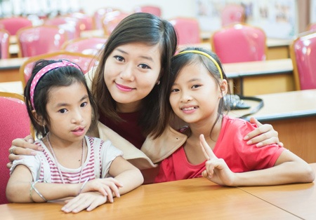 Trong lúc một nhóm bạn khác tất bật chuẩn bị trang phục diễn cho các em nhỏ