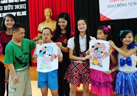 Và trao giải cho những em nhỏ có tác phẩm tô màu đẹp nhất