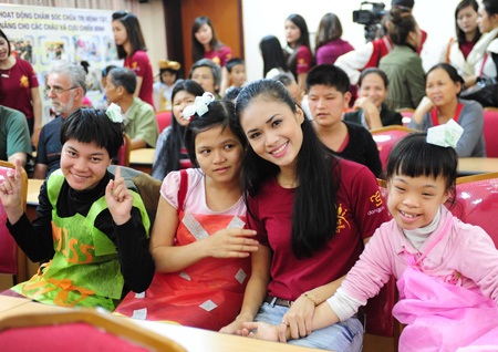 Và trao giải cho những em nhỏ có tác phẩm tô màu đẹp nhất