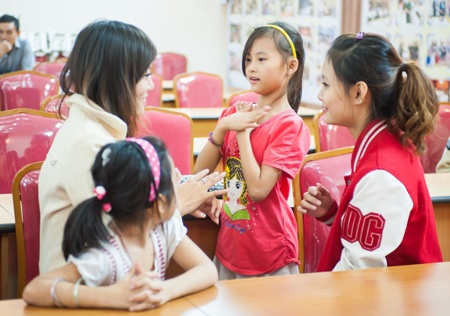 Trò chuyện sôi nổi với các em trước khi đêm giao lưu bắt đầu