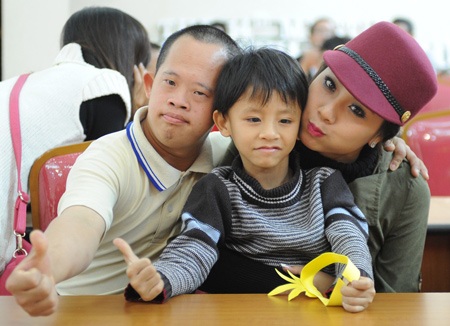 Các em nhỏ và thí sinh Imiss đã có buổi giao lưu đầy xúc động và ý nghĩa.