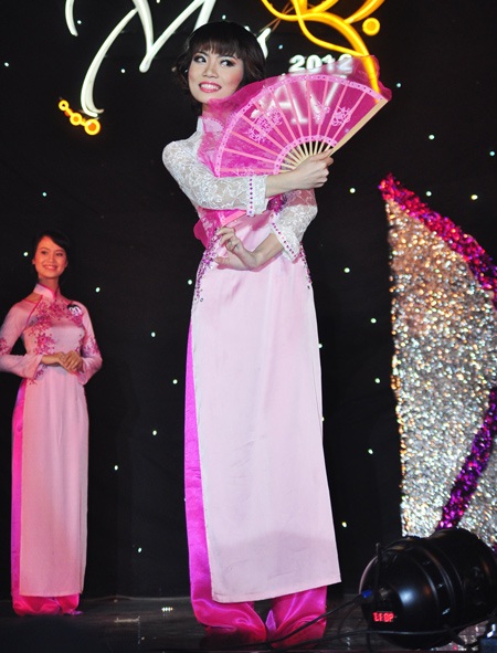 Đạt Hoa khôi Ngoại giao nhờ hùng biện tiếng Anh “như gió” - 11 Đạt Hoa khôi Ngoại giao nhờ hùng biện tiếng Anh “như gió”