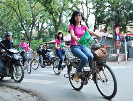 Nữ sinh Hà thành duyên dáng đạp xe vì môi trường - 4 Nữ sinh Hà thành duyên dáng đạp xe vì môi trường