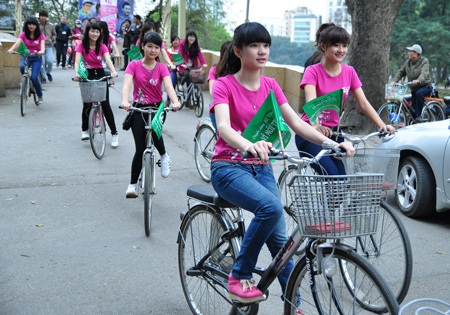 Nữ sinh Hà thành duyên dáng đạp xe vì môi trường - 3 Nữ sinh Hà thành duyên dáng đạp xe vì môi trường