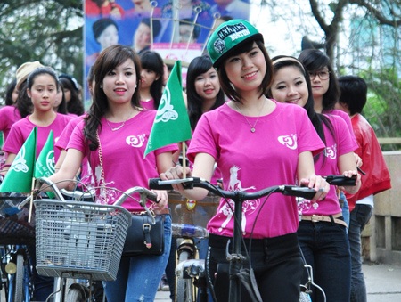 Nữ sinh Hà thành duyên dáng đạp xe vì môi trường - 1 Nữ sinh Hà thành duyên dáng đạp xe vì môi trường