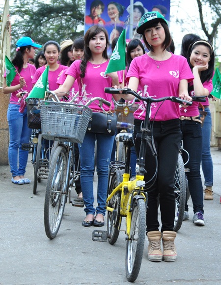 Nữ sinh Hà thành duyên dáng đạp xe vì môi trường - 2 Nữ sinh Hà thành duyên dáng đạp xe vì môi trường