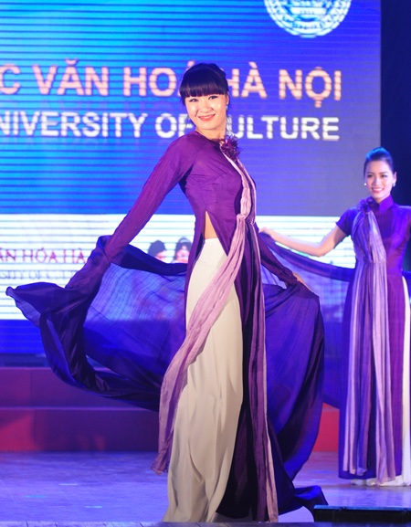Ngắm tà áo dài yêu kiều của nữ sinh ĐH Văn hóa - 14 Ngắm tà áo dài yêu kiều của nữ sinh ĐH Văn hóa