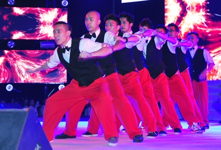 Emily diện váy ngắn đi đánh lẻ