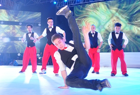 Emily diện váy ngắn đi đánh lẻ