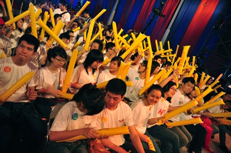 Emily diện váy ngắn đi đánh lẻ