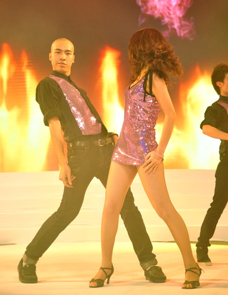 Emily diện váy ngắn đi đánh lẻ