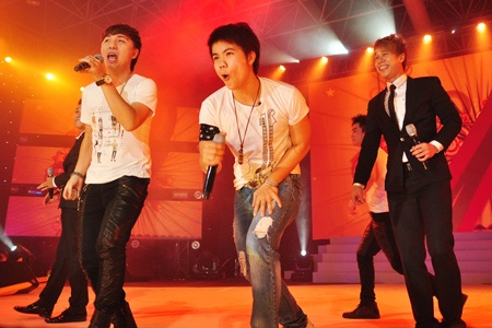 Emily diện váy ngắn đi đánh lẻ