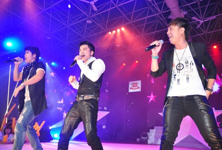 Emily diện váy ngắn đi đánh lẻ