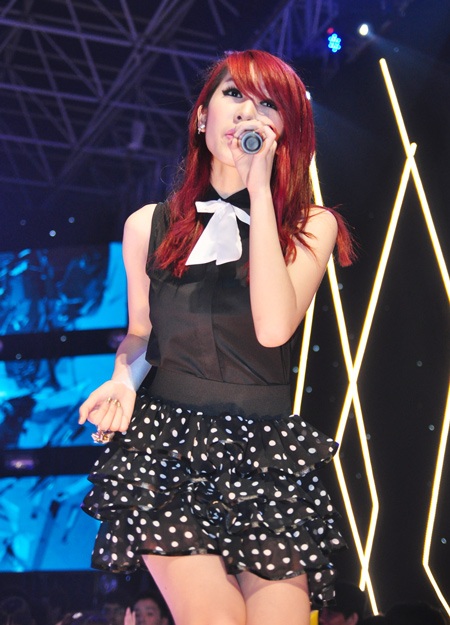 Emily diện váy ngắn đi đánh lẻ