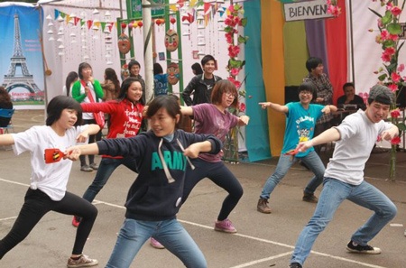 Sinh viên nhảy flashmob mừng ngày Pháp ngữ