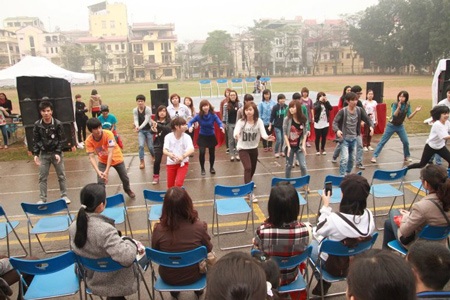 Sinh viên nhảy flashmob mừng ngày Pháp ngữ