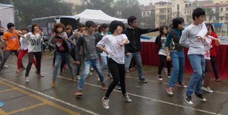 Sinh viên nhảy flashmob mừng ngày Pháp ngữ